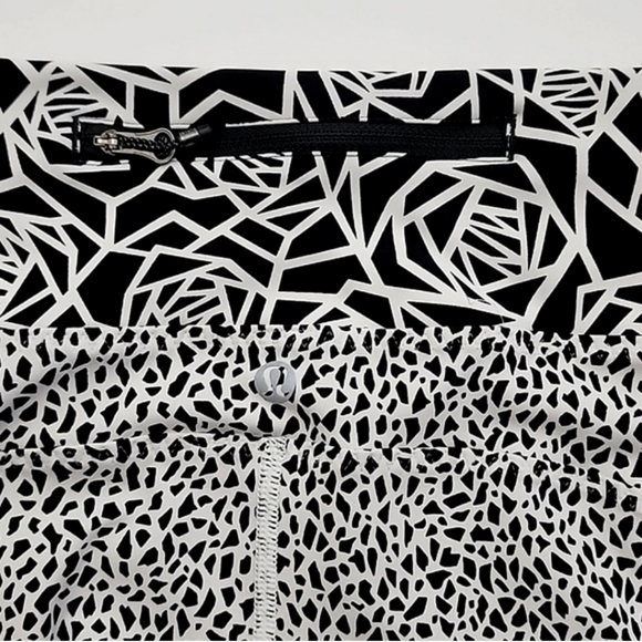 Lululemon Real Quick Tight Crops Miss Mosaic  White Posey Black White Size 8 - Picture 8 of 14